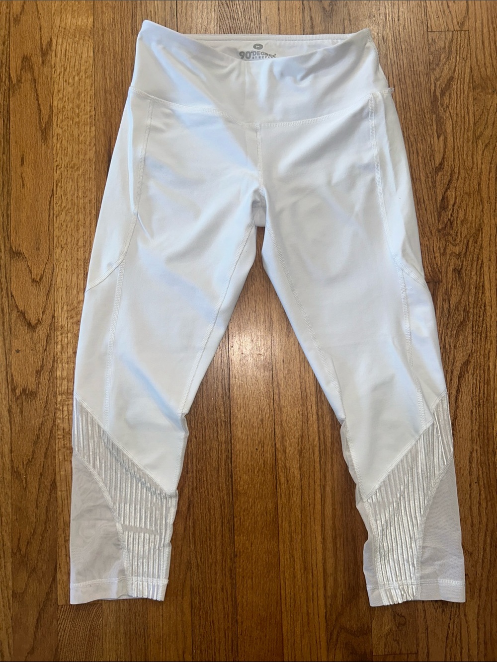 90 Degree By Reflex White Capri Leggings with Textured Lower Panels sz small